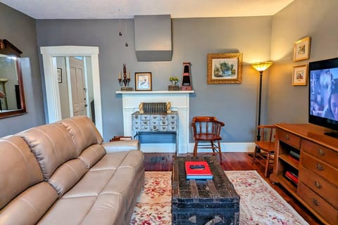 The Garden Home by Book Haven - Steps from Main