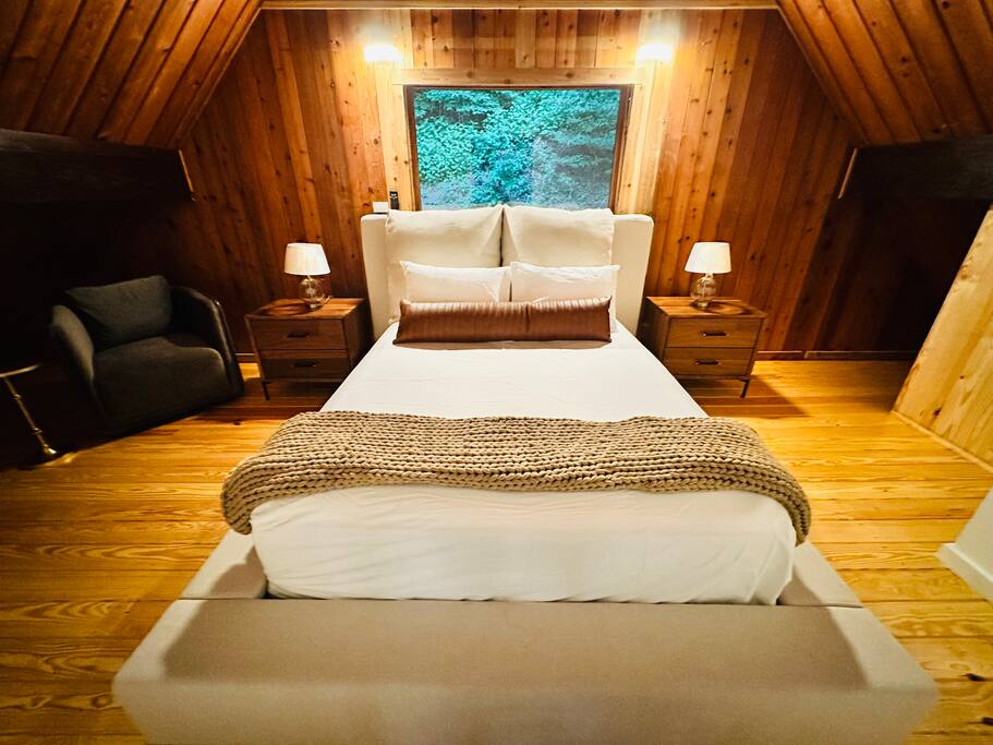 Cozy queen size bedroom in the upper A-frame loft with luscious bedding. - Mountain Sunset Retreat - Jasper