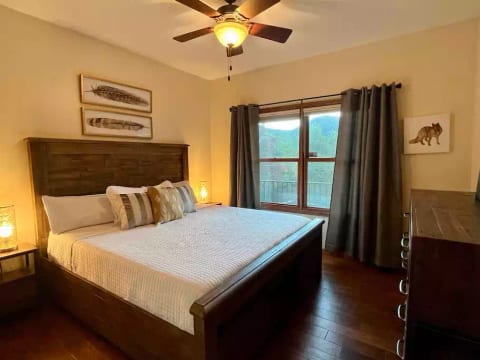 11 ACRE Retreat! MIN to PKWY for fun! Views! NEW! 