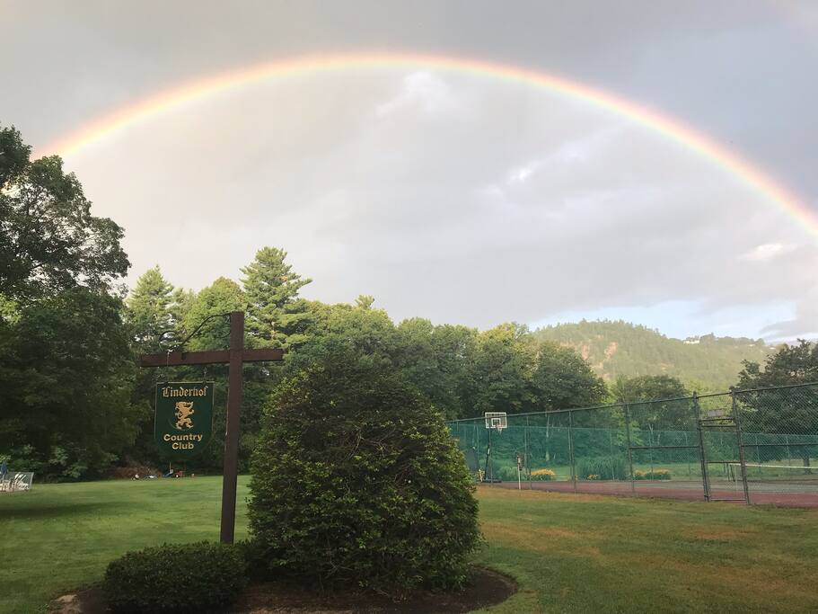 Tennis courts under the rainbow - Boars Bungalow | Outdoor Pool, Golf + Storyland - Bartlett