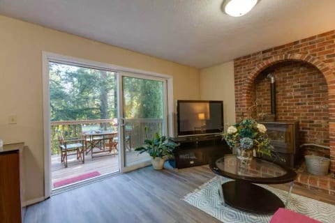 West Linn 2 bedrooms, EV Charger, quiet by stream