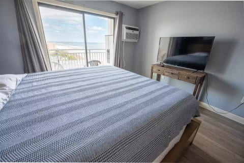 View the Ocean from the King Bed