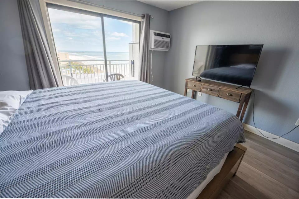 View the Ocean from the King Bed
