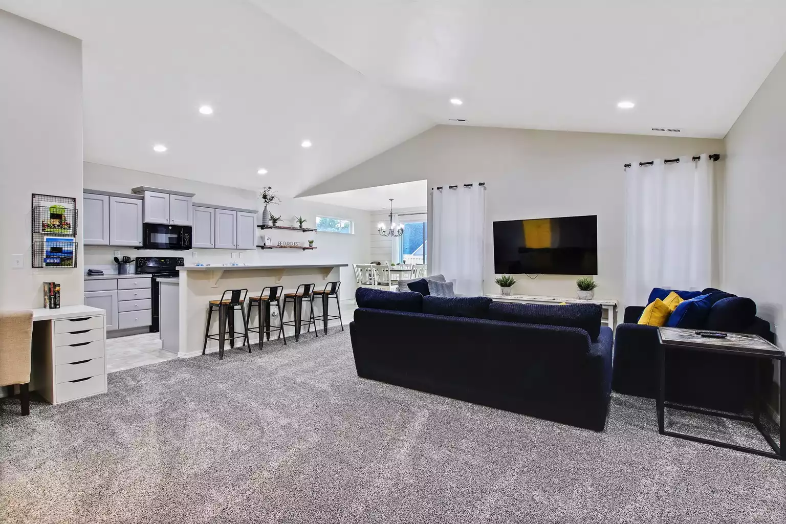 modern-luxurious-4-bedroom-centrally-located-home/