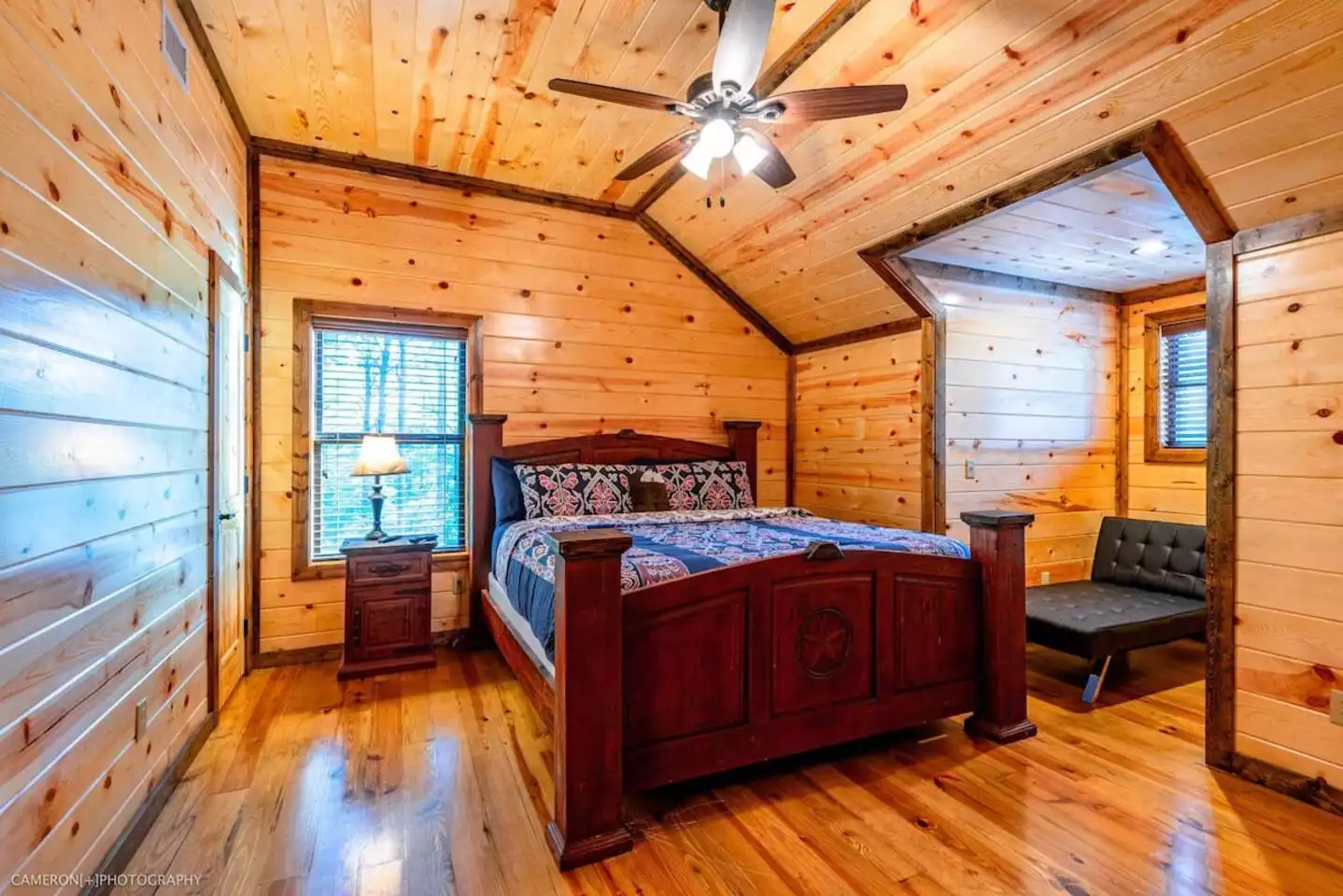Upper Level - Bedroom 3 with ensuite bath, sleeper couch, closet and TV Upper Level - Bedroom 3 with ensuite bath, sleeper couch, closet and TV - Iron Horse Lodge - Broken Bow