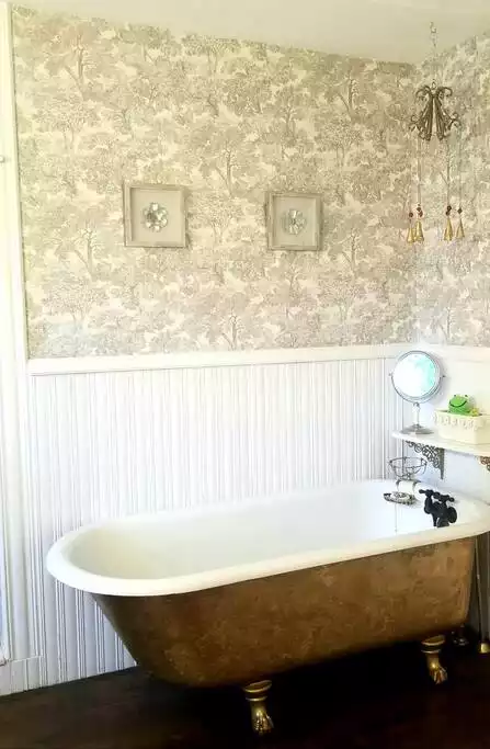 Gold bathroom bathtub for one person. Gold bathroom bathtub for one person. - Tower King Room with Large Private Bathroom - Andes