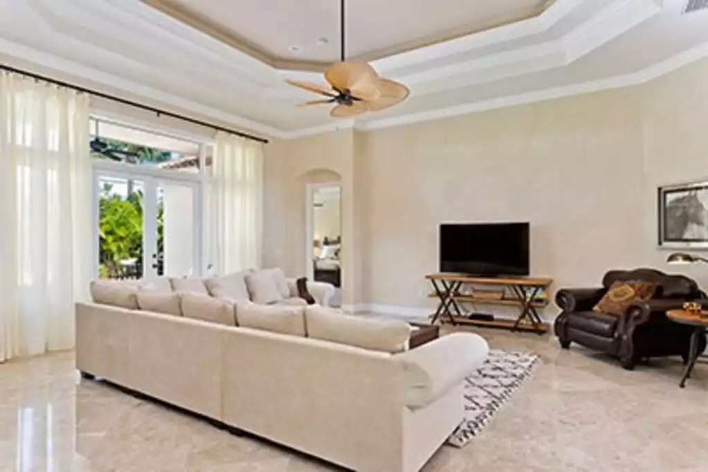 Room for even two families in front of huge smart-TV (Netflix etc) Room for even two families in front of huge smart-TV (Netflix etc) - Luxurious Close to Beach Little Palace - Pompano Beach