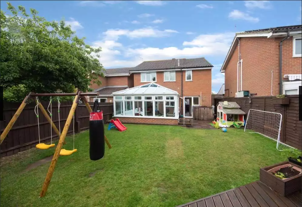 Back Garden Back Garden - Double BR w NFLX/Workspace beside IKEA Reading - Calcot