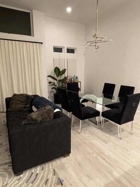Dining room seats 6
