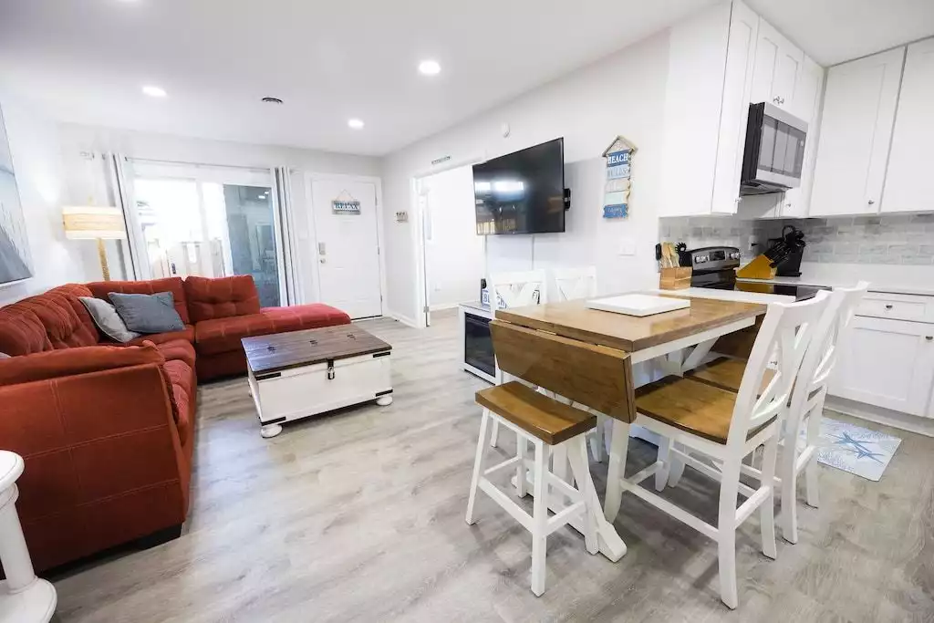 Bright and Open Concept - Freshly renovated ! Steps to outdoor pool & beach - Ocean City