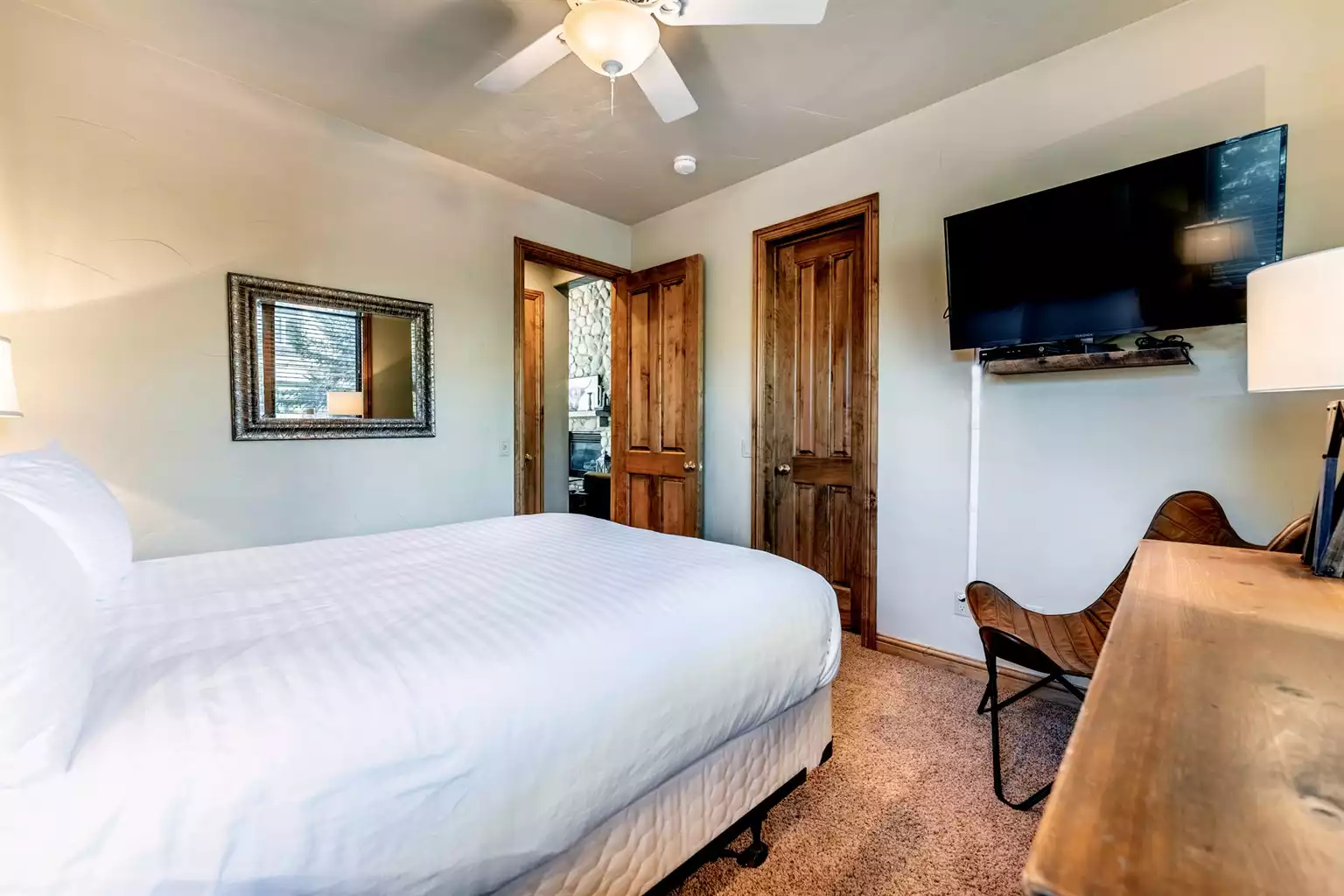 Guest bedroom w/ smart tv