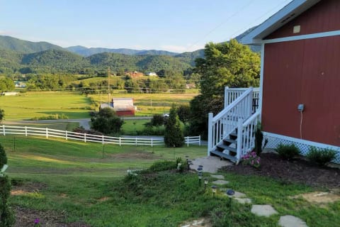 Lovely Cottage with Smoky Mtn views & Bkfast!!