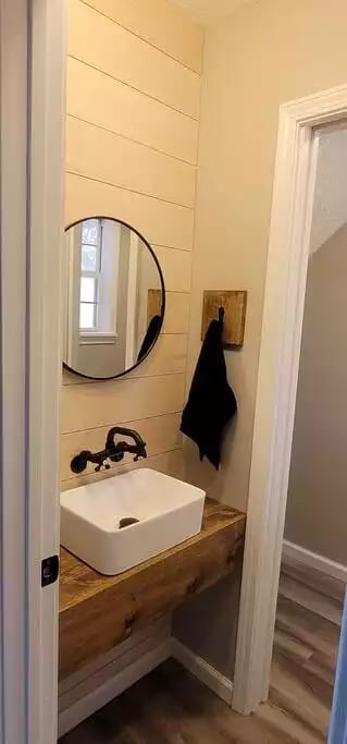 Floating sink in the half bath