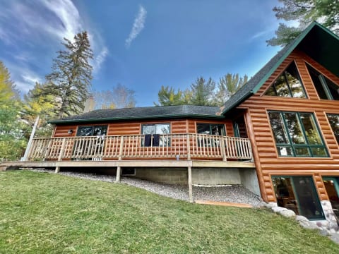 Spacious cabin with exterior lakeview deck