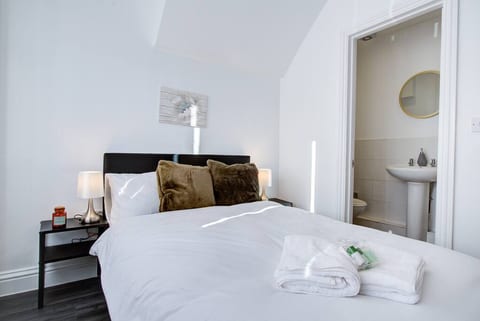 Modern 5 Bed 3 Bath House in Colchester