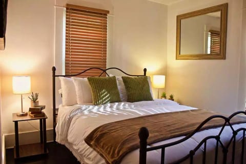 Bedroom 1/ Queen-size