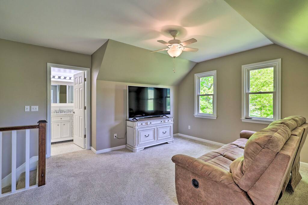 2nd-Floor Living Room | Smart TV - Farmhouse on Fleetwood - Fleetwood