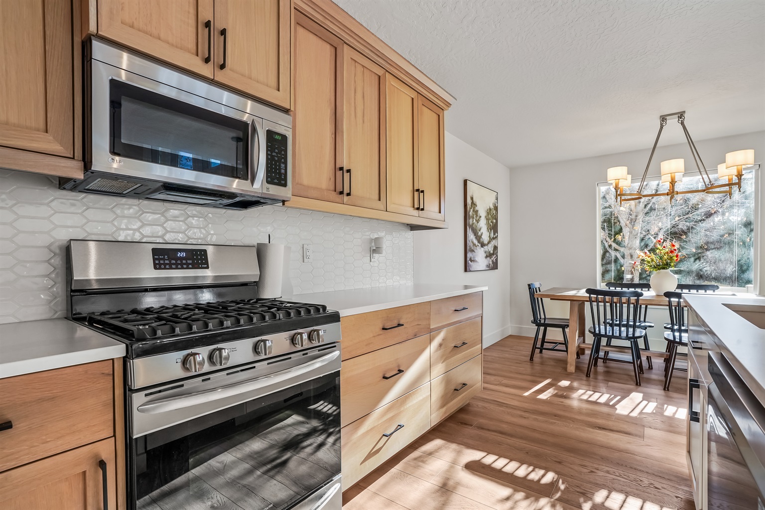 spacious-5-bedroom-retreat-with-pool-access/