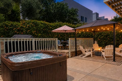 Hot tub, fire pit and outdoor dining - perfect getaway
