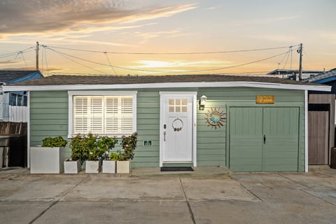 Welcome to Chic Beach Shack! Just steps to the sand in Silver Strand
