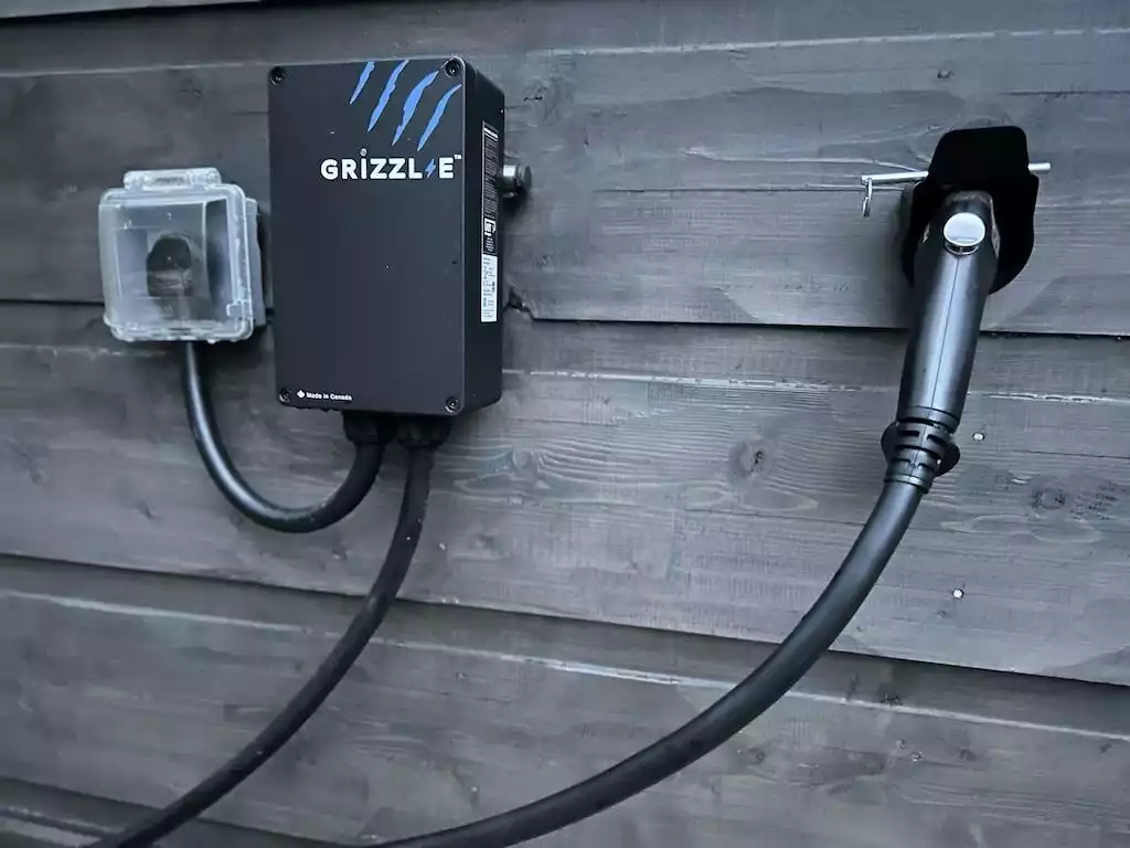 Complimentary electric car charger NEMA 14-50 with fast and efficient 40A switch Complimentary electric car charger NEMA 14-50 with fast and efficient 40A switch - Kindred Spirits in the Smokies - Pigeon Forge