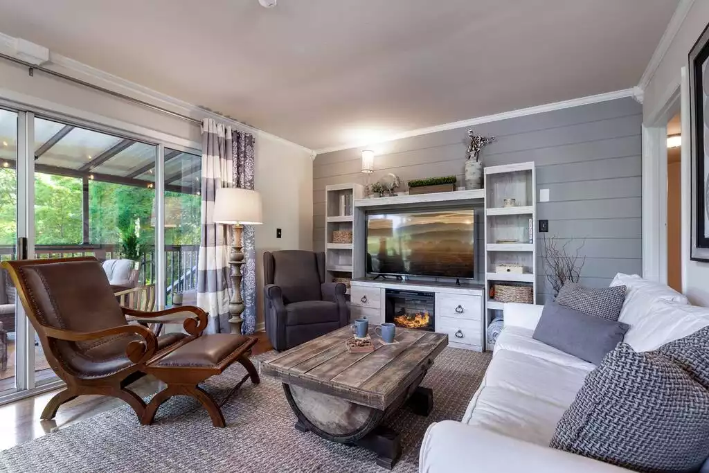 Bright and airy upstairs living/dining area opens to the back deck and hot tub. Bright and airy upstairs living/dining area opens to the back deck and hot tub. - Selah Way Cottage*10mins UT*2kitchen hottub*arcade - Knoxville