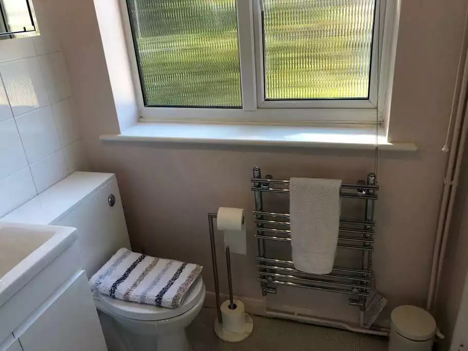 Spacious, comfortable 2 bed 1 bath apartment - Ascot