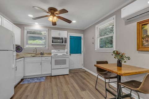 Full kitchen image 1