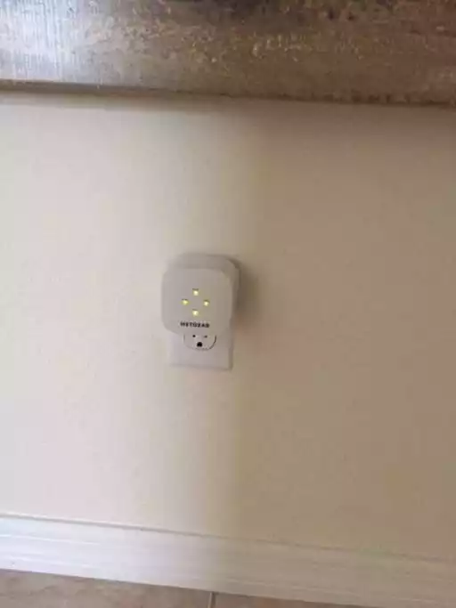 Wifi extender for seamless connectivity