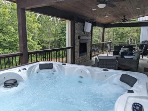 Oversized hot tub with three jet speeds, lights and Bluetooth speakers