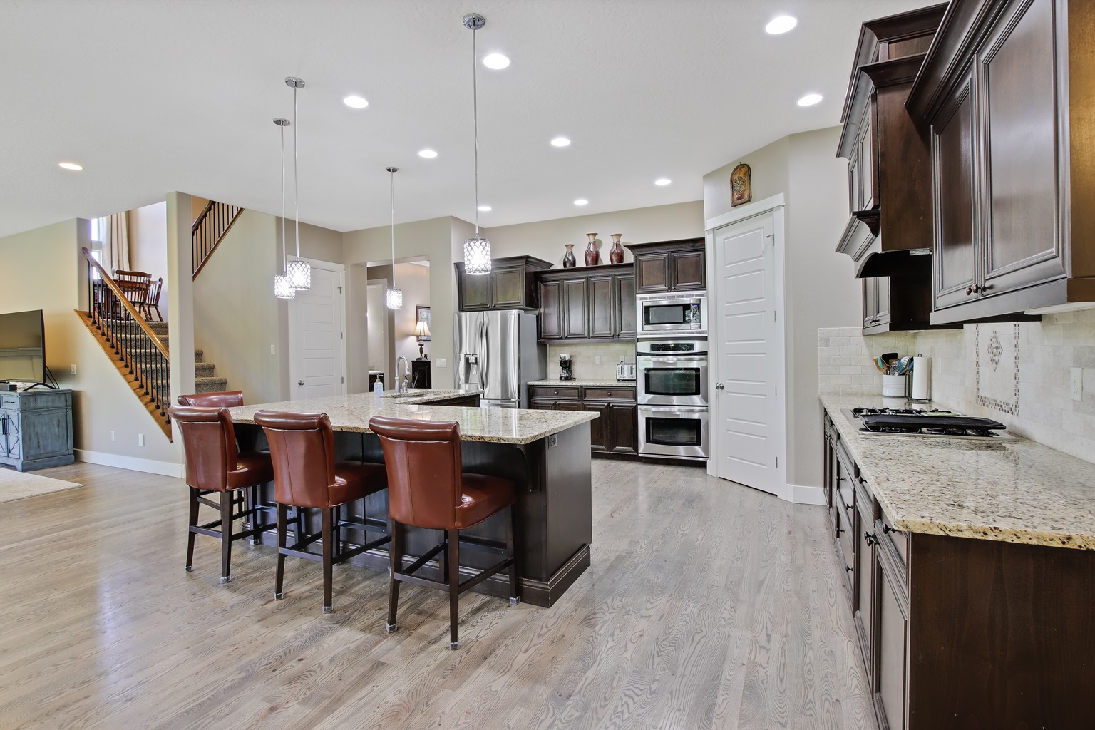 large-modern-5-bedroom-custom-home-centrally-located-in-meridian/