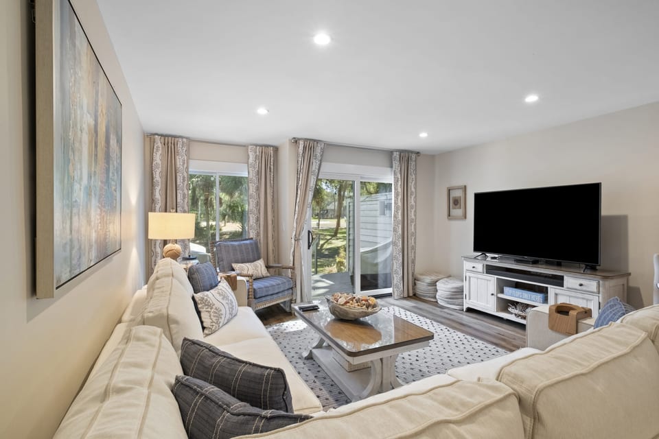 Enjoy and relax in front of the tv or enjoy the view of the golf course.