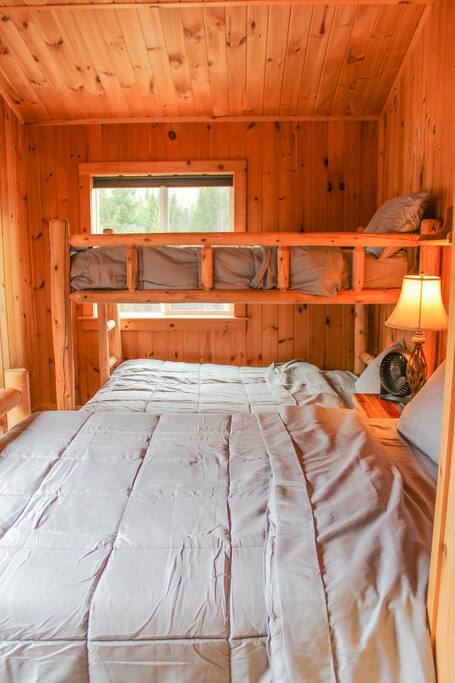 Grey full  bunk bedroom - Glenwood Lodge - Pittsburg