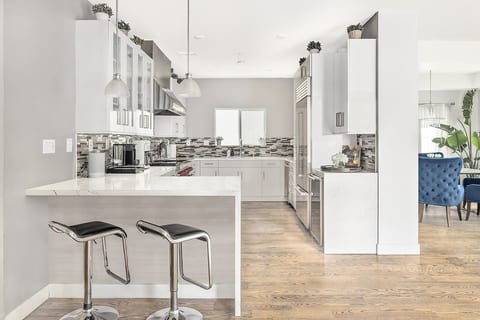 Beautiful Hollywood Hills Home with Private Heated Pool & BBQ & Terrace