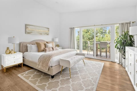 Beautiful Hollywood Hills Home with Private Heated Pool & BBQ & Terrace