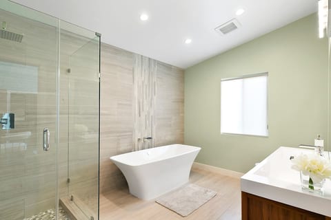 Beautiful Hollywood Hills Home with Private Heated Pool & BBQ & Terrace
