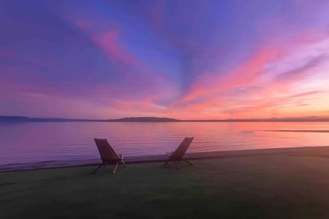 The (unfiltered!) sunsets visible from almost every room in the house and your front yard during your stay are truly something else. And the perfect background to make the most amazing
memories.