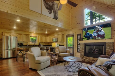 ☆1 mi to Gatlinburg Strip☆ 3BR, Hot tub+FirePit