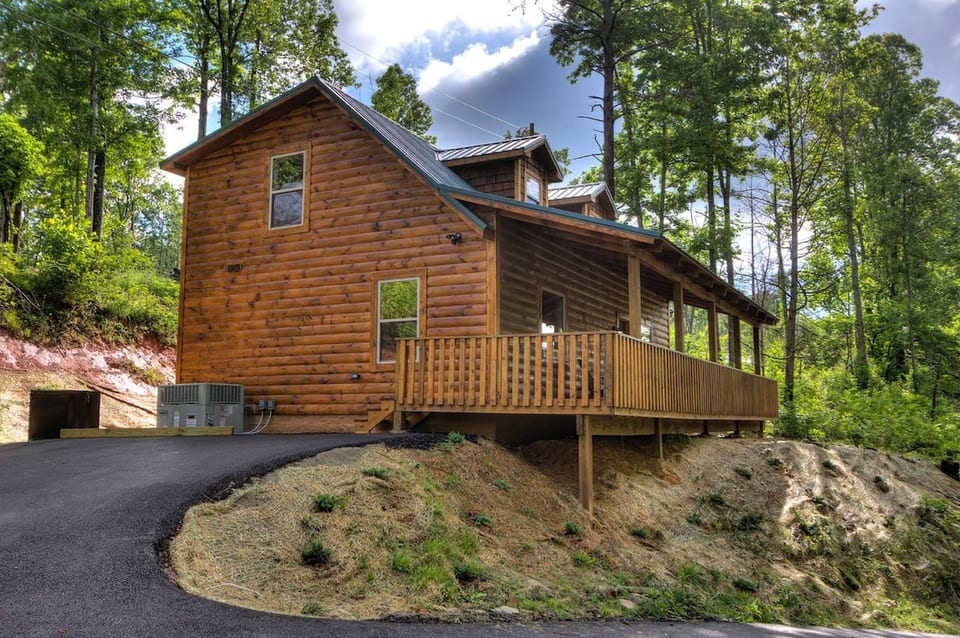 ☆1 mi to Gatlinburg Strip☆ 3BR, Hot tub+FirePit♡ image 1