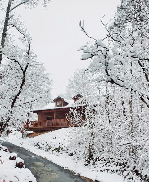 ☆1 mi to Gatlinburg Strip☆ 3BR, Hot tub+FirePit