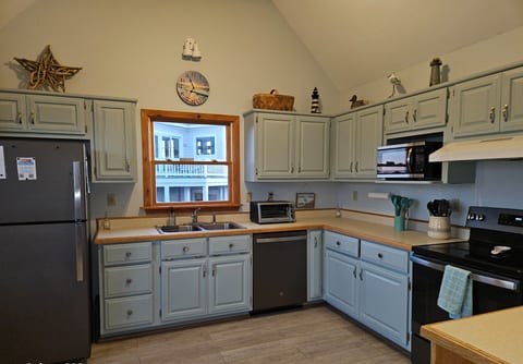 Kitchen after new paint.