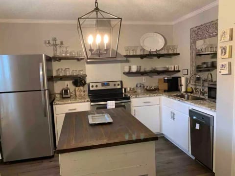 WOW! 3BR Retreat: Walk 2 UWG/Near Tanner/Southwire