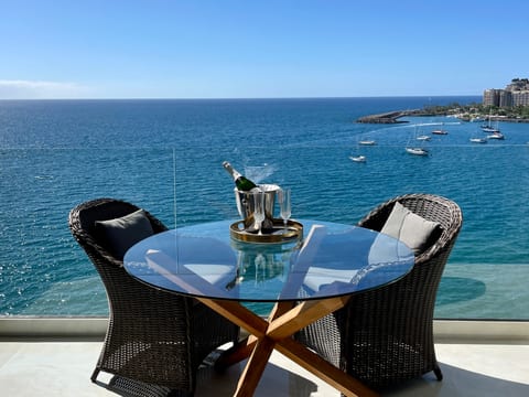 Seaside Bliss: Spectacular Views, Beachfront Haven