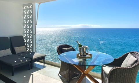 Seaside Bliss: Spectacular Views, Beachfront Haven