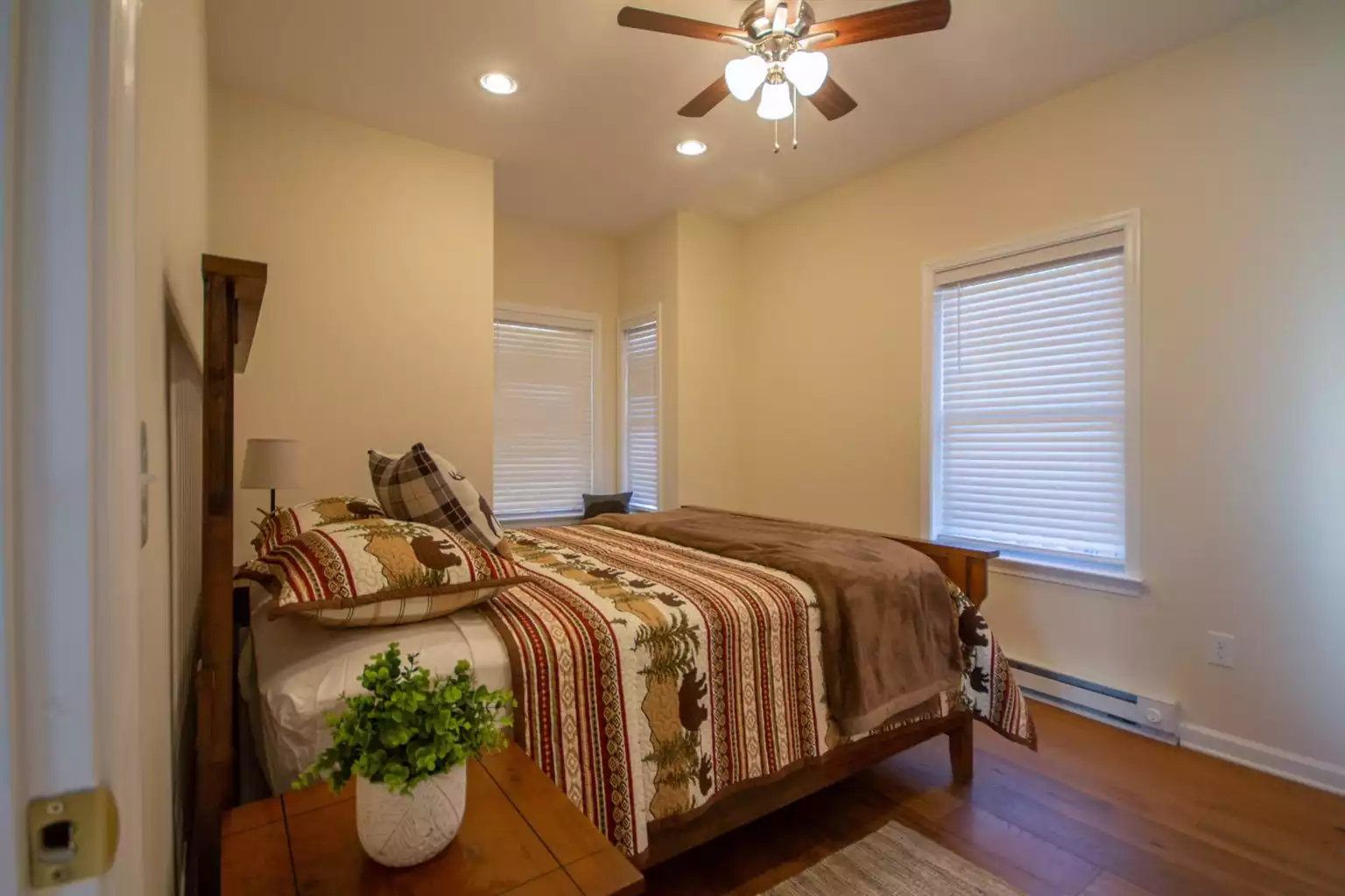 3rd private bedroom with large queen bed - Shenandoah Manor - Luray