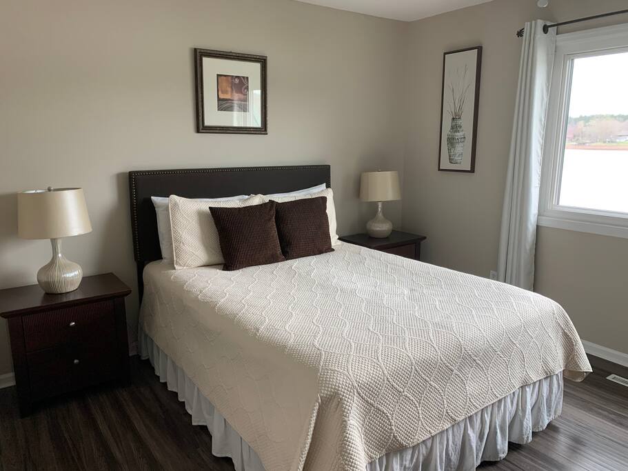 Upstairs Private Guest Suite - Waterfront view with private bathroom Upstairs Private Guest Suite - Waterfront view with private bathroom - Camm’s Lakeside Retreat (close to Charlotte) - Belmont
