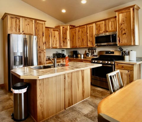 Upper Ranch - 100 Acre Mountain Views