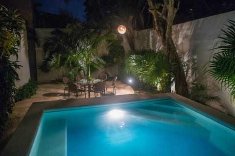 Casa Centro de Cancún, alberca y entrada privadas.