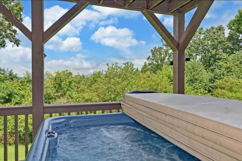 Birds Eye Cabin: Sunset & Starry Retreat