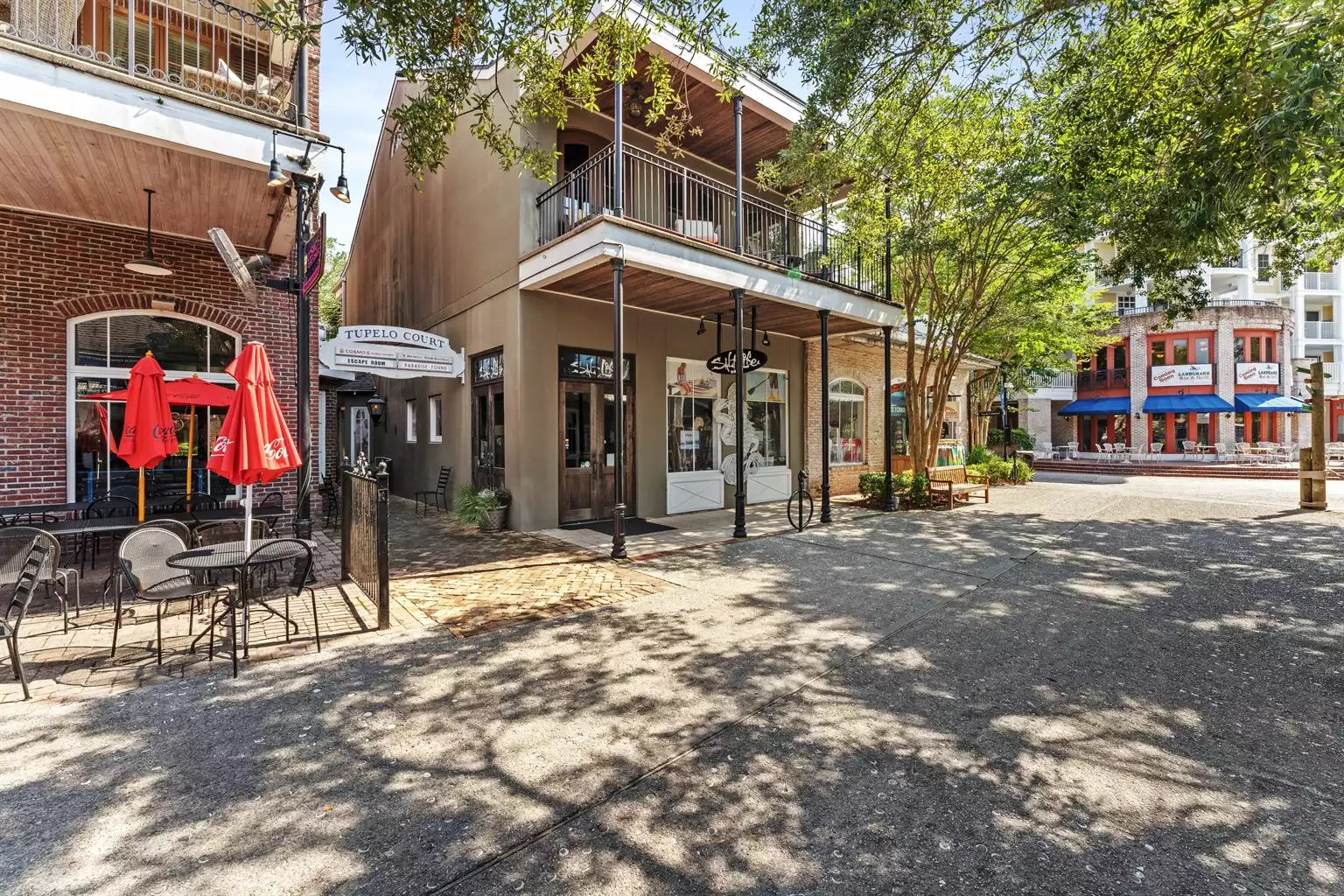 Easy access to shops, dining & more